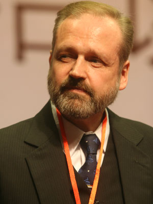 Chris Lillieroos：征收高烟酒税为体育融资